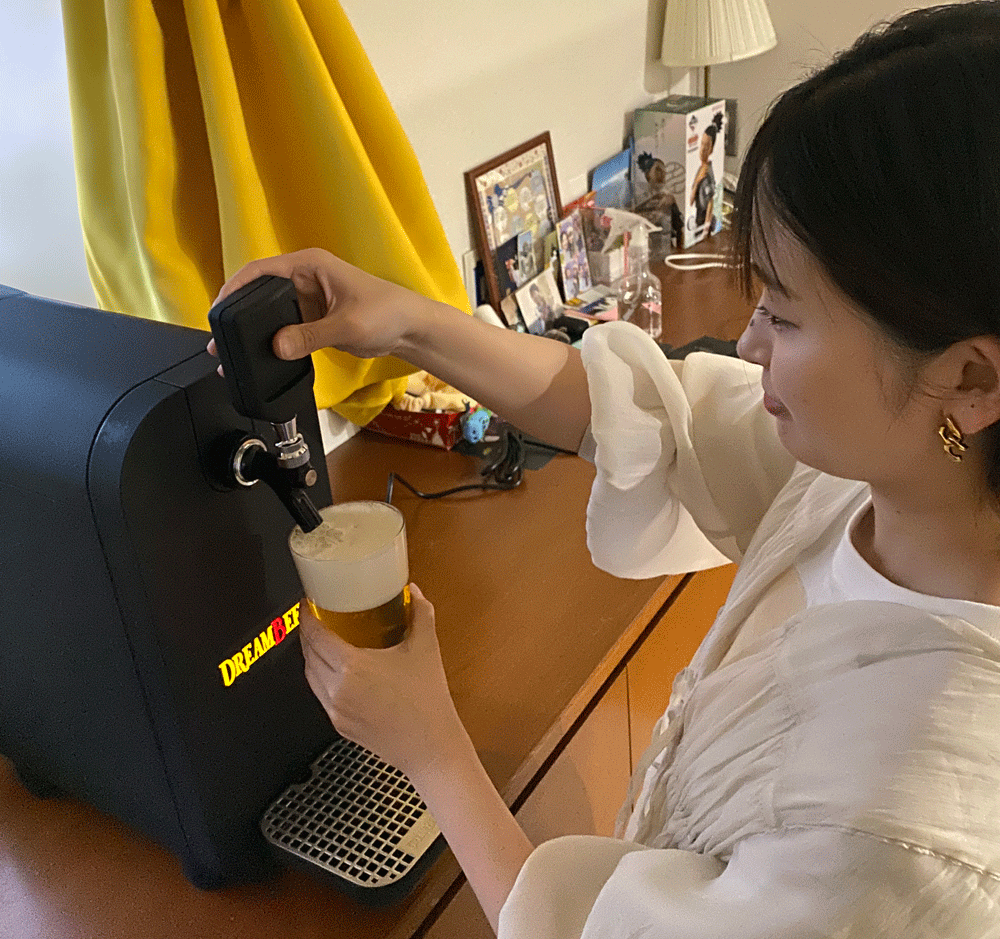 慣れた手つきでビールを注ぐ